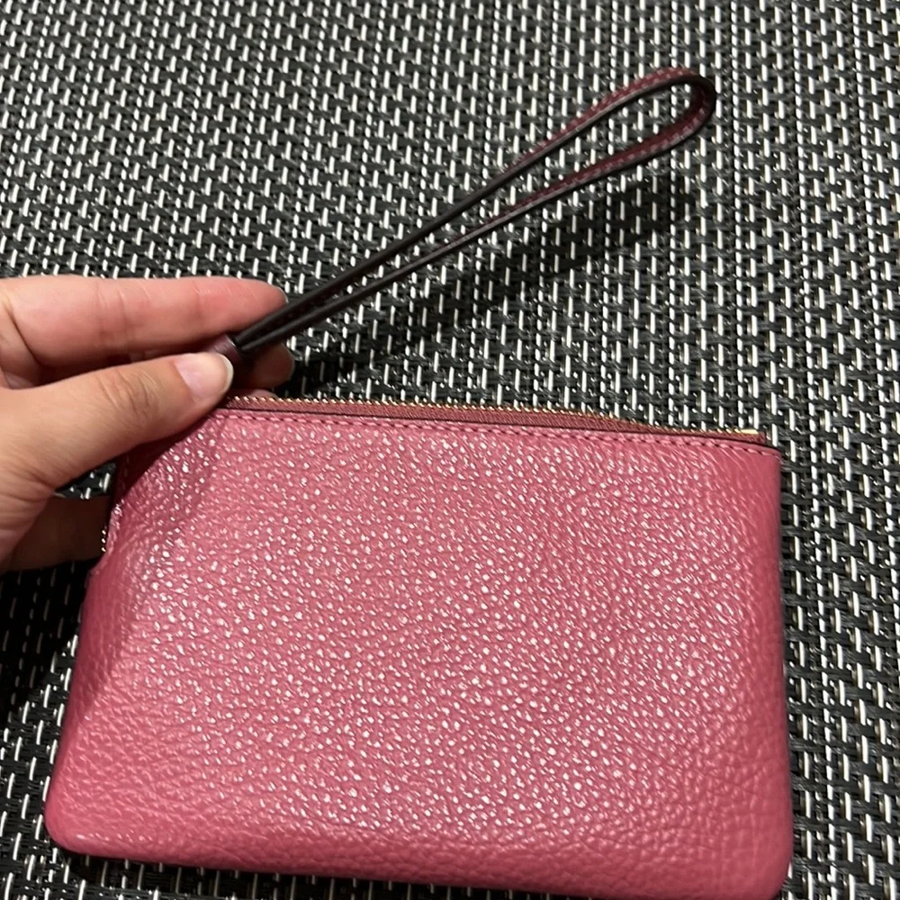 Coach Corner Zip Wristlet Rouge Horse & Carriage NWT Refined Pebble Leather